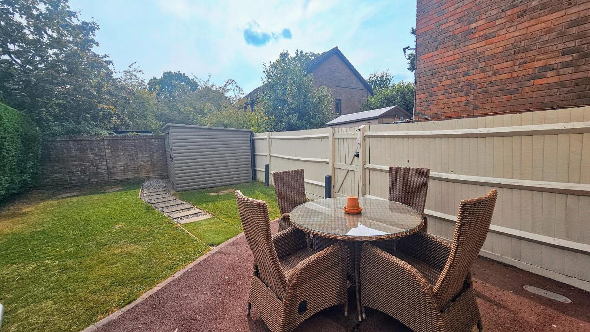 Grassmere - 3 Bed House With Private Garden Horley Dış mekan fotoğraf