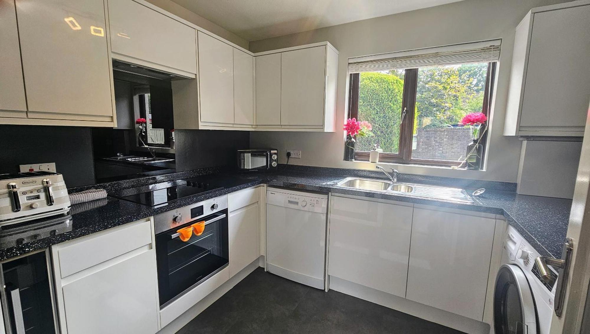 Grassmere - 3 Bed House With Private Garden Horley Dış mekan fotoğraf